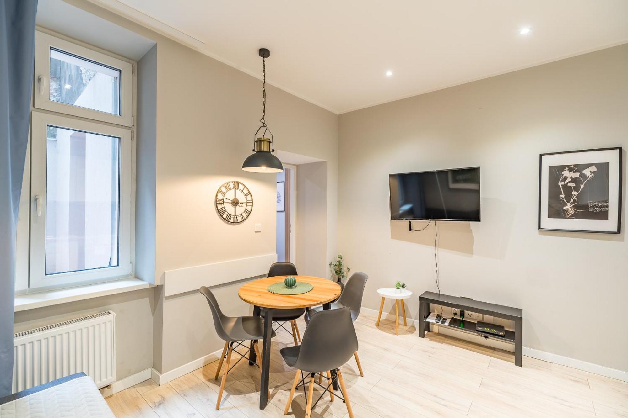 Apartament Starowislna - Balcony, Top Location, Tram & Train Nearby - By Rentujemy